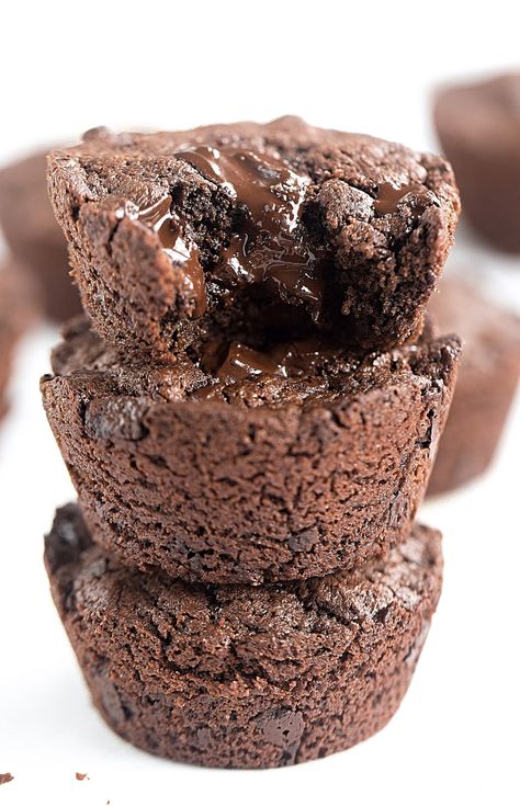 No-Butter Double Chocolate Cookie Cups: rich, soft, gooey double chocolate cookie cups packed with chocolate chunks. So easy! | TrufflesandTrends.com Basic Brownie Recipe, Mini Brownies, Chocolate Chip Brownies, Brownie Cups, Double Chocolate Cookies, English Breakfast, Brownie Bites, Magic Cake, Cookie Cups