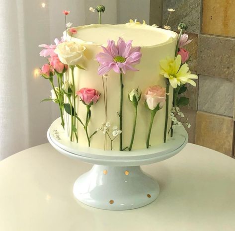 Pastel Floral Cake Birthday, Flower Cake Minimalist, Aesthetic Cake Designs Flowers, Floral Grad Cake, Minimal Flower Cake, Minimalist Flower Birthday Cake, Birthday Cake Flowers Aesthetic, Flower Party Theme, Simple Floral Cake