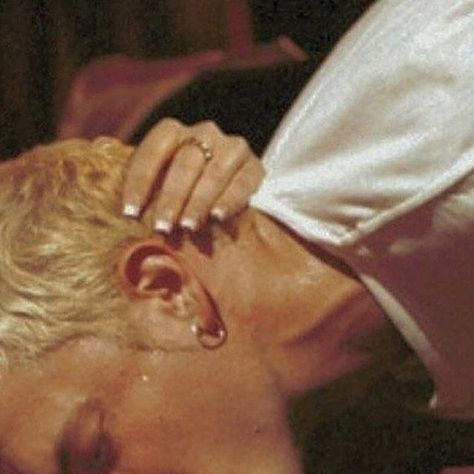 Y2K DAILY on Instagram: "eminem kissing a fan in the audience at one of his shows, 1999" Eminem Kissing, The Slim Shady, Eminem Photos, Eminem Slim Shady, 90s Rap, The Real Slim Shady, Bola Basket, Marshall Mathers, Rap God