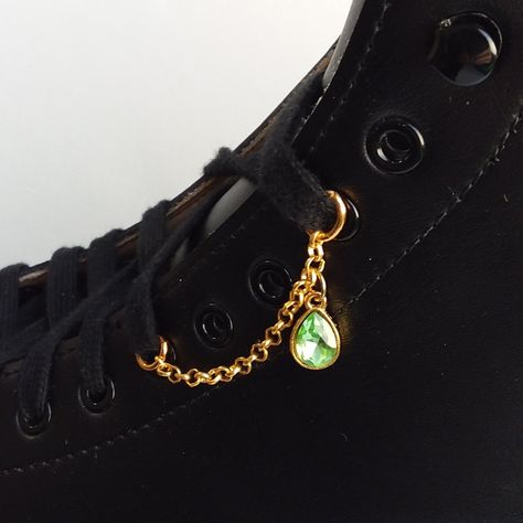 Unique Assesories, Shoelace Charms Sneakers, Shoe Lace Jewelry, Beaded Shoe Chain, Shoes Accessories Ideas, Shoe Chains Diy, Diy Shoe Charms, Cool Shoelace Patterns, Shoelace Beads