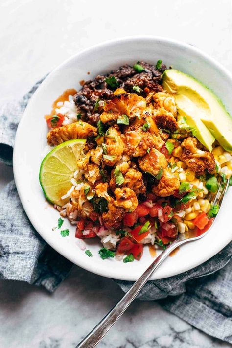 Roasted Cauliflower Burrito Bowls Recipe - Pinch of Yum Meal Prep Cauliflower, Burrito Vegetarian, Cauliflower Burrito, Burrito Vegan, Spicy Roasted Cauliflower, Spicy Cauliflower, Vegan Burrito, Ovo Vegetarian, Vegan Baby