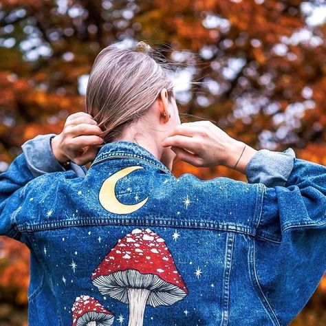 Painted Denim Jacket Ideas, Denim Jacket Painted, Painted Clothes Diy, Painted Clothing, Hand Painted Denim Jacket, Hand Painted Clothing, Hippie Fashion, Painted Denim Jacket, Hippie Painting