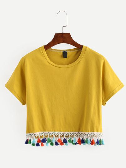 Camiseta con bajo de flecos -amarillo-Spanish SheIn(Sheinside) Embellished Crop Top, Diy Vetement, Pink Tassel, Crop T Shirt, Churidar, Crop Tshirt, Mode Inspiration, Crop Shirt, Pom Poms