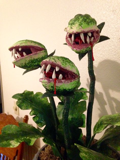 Creepy plants Another man-eating plant for the conservatory, Snapping Dragon " Mordetis Draco". Made from $ store mini-footballs, foam curlers, paper, wire , Sculpy teeth and paint. Creepy Flowers, Creepy Plants, Foam Curlers, Creepy Crafts, Man Eating Plant, Halloween Man, Pamela Isley, Man Eating, Paper Halloween