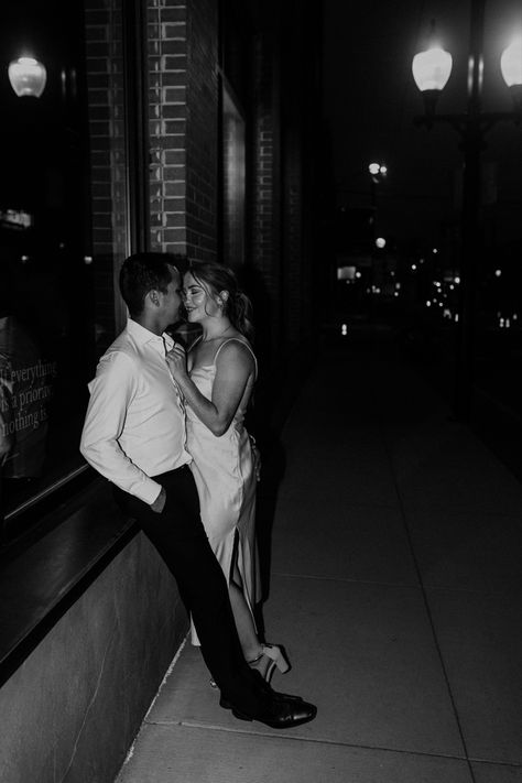 Night City Wedding Photos, Couple Night Photoshoot Poses, Nighttime Downtown Photoshoot, Couples Night Photography, Date Night Photo Ideas, Night Time Couples Photoshoot, Night Time Engagement Photos, Couples Photoshoot Night, Engagement Photos Night