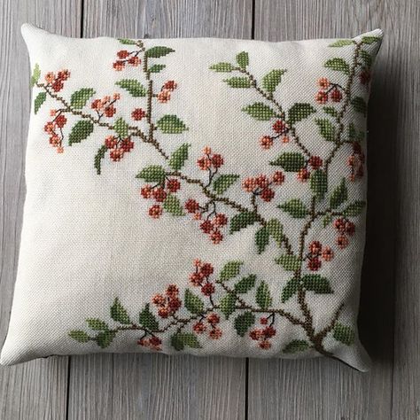 Cross Stitch Pillows, Cross Stitch Cushion, Cushion Embroidery, Floral Cross Stitch Pattern, Simple Hand Embroidery Patterns, Beautiful Cross Stitch Pattern, Diy Embroidery Designs, Cross Stitch Pillow, Nature Cross Stitch