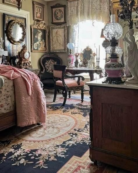 1800s Bedroom Ideas, Vintage Bedroom Design Victorian, Victorian Inspired Bedroom Modern, 1700s Bedroom, Vintage House Decor Victorian, 1800s Room Aesthetic, Antique Bedroom Ideas Victorian, Antique Inspired Bedrooms, Victorian Homes Bedroom