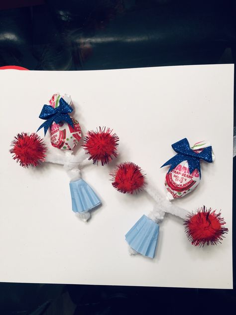 Cheerleader Blow Pop. Super cute and easy to do Cheerleading Dessert Ideas, Cheerleader Blow Pops, Blow Pop Cheerleader, Cheer Dessert Ideas, Cheerleader Crafts, Cheerleading Treats, Cheerleader Cheers, Cheer Gifts Diy, Cheerleading Diy