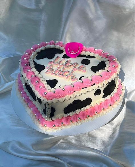 Cowgirl Snack Table, Cow Print Heart Cake, Pink Cowgirl Cupcakes, Space Cowgirl Cake, Pink Cowgirl Cake, Cow Print Birthday Cake, Cow Print Cake, Pasteles Aesthetic, Cow Print Cakes