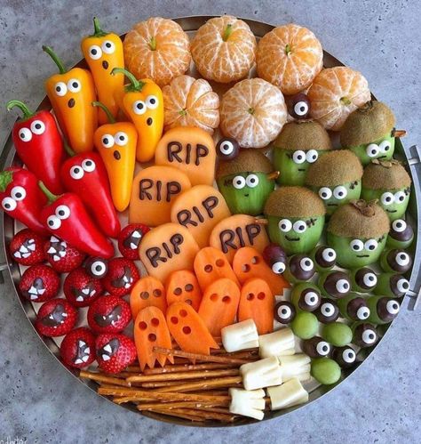 Halloween Fruit Tray, Halloween Appetizers For Adults, Halloween Themed Appetizers, Adult Halloween Party Food, Halloween Food For Adults, Snack Halloween, Halloween Platter, Menu Halloween, Kids Halloween Food