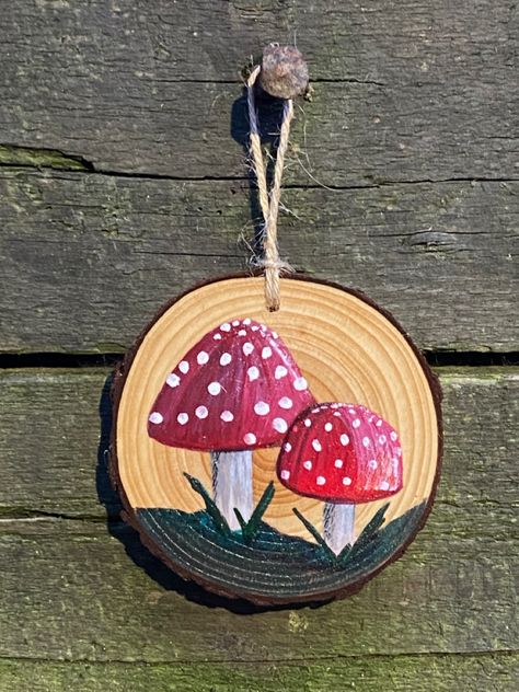 Painted Wooden Discs, Wood Disc Painting Ideas, Painting On Wooden Slices, Easy Wood Painting Ideas, Drawing On Wood Ideas Easy, Wood Slice Art Ideas, Painted Wood Slices Ideas, Painted Wood Circles, Wood Slice Art Paint