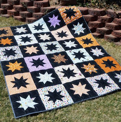 30+ Modern Halloween Quilt Pattern Ideas Easy Halloween Quilt Patterns, Witchy Quilt Pattern, Halloween Quilts Ideas, Halloween Quilt Blocks, Spooky Quilt, Quilt Pattern Ideas, Halloween Quilt Patterns, Halloween Blocks, Simple Quilt