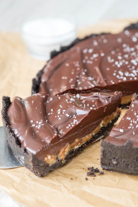 EASY no-bake Salted Caramel Pecan Chocolate Pie - an oreo crust with salted caramel, pecans, chocolate ganache, and sea salt! Pecan Chocolate Pie, Turtle Pie, Baking Recipes Pie, Pecan Chocolate, Caramel Pie, Chocolate Crumbs, Chocolate Pie Recipes, Oreo Crust, Chocolate Pie