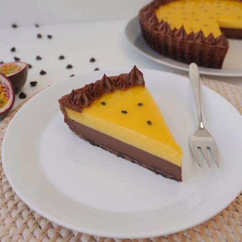 Chocolate Passion Fruit Tart, Tart Plating, Chocolate Orange Tart, Passion Fruit Tart, Luxury Desserts, Chocolate And Orange Tart, Easy Pastry Recipes, Sweet Board, Fine Dining Desserts