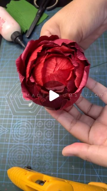 How To Make Peony Flowers, How To Make Paper Peonies, Paper Flowers Handmade, Peony Crepe Paper Flower Tutorial, Crepe Paper Peony Tutorial, Crepe Peonies, Crepe Peony, Crepe Paper Art, Paper Peony Diy