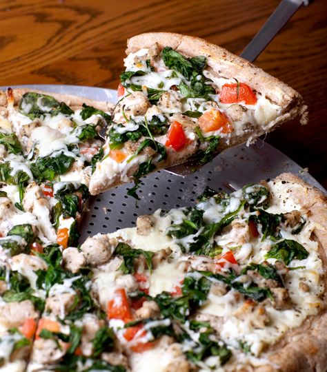 Homemade Chicken Florentine Pizza - Brownie Bites Blog Chicken Florentine Pizza, Florentine Pizza, Pasta Florentine, Pizza Brownie, Chicken Spinach Recipes, Chicken Florentine Recipe, Florentines Recipe, Chicken Diet, Chicken Florentine