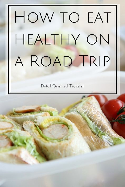 What to pack on your road trip to eat healthy and save money on your next road trip. Clean Road Trip Snacks, Travel Foods Road Trip, Easy Road Trip Food, Roadtrip Healthy Food, Road Trip Food Recipes, Car Food Ideas, Healthy Road Trip Meals, Road Trip Foods To Pack, Easy Road Trip Meals