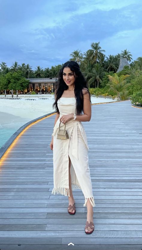 Zainab Al Alwan, Beach Outfit Modest, Modest Vacation Outfits, Modest Beach Outfit, A High Value Woman, Outfit Ideas Modest, High Value Woman, Mode Zara, Outfits Modest