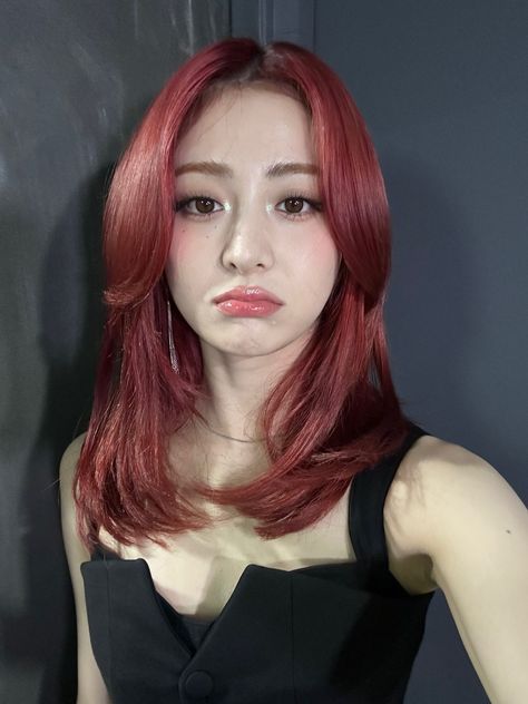 Yunjin selca LESSERAFIM icon Yunjin Kim, Le Sserafim Yunjin, Huh Yunjin, Girl Crush, Korean Girl, Hair Inspo, بلاك بينك, Red Hair, Kpop Girls