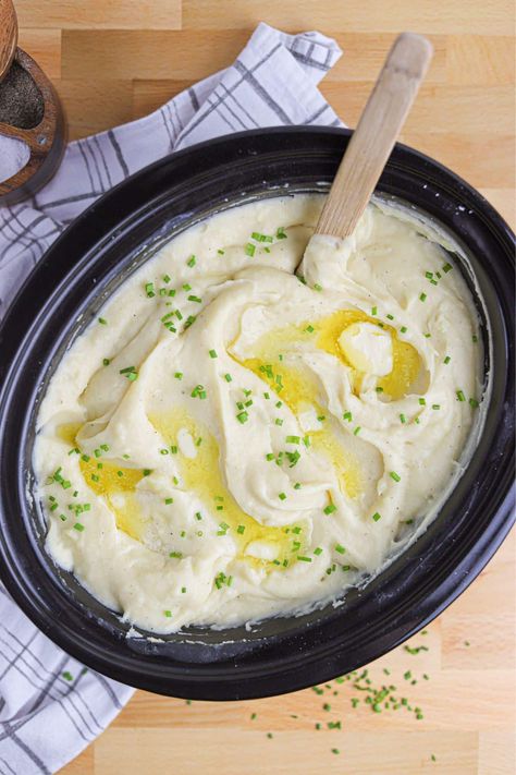 These crock pot Mashed potatoes are the ultimate comfort food side dish. They are super rich and creamy with hardly any effort which makes them a must-try recipe! Crockpot Creamy Mashed Potatoes, Crockpot Mashed Potatoes For A Crowd, Mashed Potato Crock Pot, Crock Pot Mashed Potatoes Recipe Sour Cream, Crockpot Potatoes Mashed, Keeping Mashed Potatoes Warm In Crockpot, Pioneer Women Mash Potatoes, Crock Pot Mashed Potatoes, Slow Cooker Mashed Potatoes