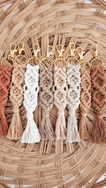 Gifts Boho, Boho Keychain, Small Macrame, Macrame Boho, Macrame Patterns Tutorials, Boho Macrame, Macrame Ideas, Macrame Decor, Handmade Macrame