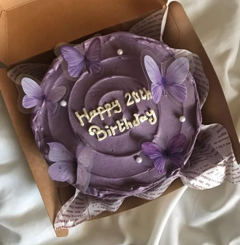 Mini Cakes Butterfly, Purple Cakes Aesthetic, Hbd Cake Aesthetic, Purple Birthday Cake Aesthetic, Cake Designs Butterfly, Birthday Cake Aesthetic Purple, Purple Aesthetic Cake, Purple Cake Aesthetic, Purple Birthday Cakes