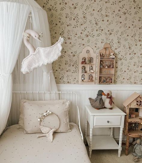 Vintage White Nursery, Coquette Nursery, Swan Nursery Decor, Olive Bedroom, Ballerina Bedroom, Swan Nursery, Vintage Girls Rooms, Sister Room, Toddler Girl Room