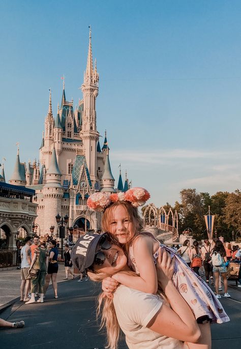 Family Disney Trip Pictures, Disney World Aesthetic Family, Family At Disney Aesthetic, Magic Kingdom Photo Ideas Family, Family Disney Aesthetic, Family Disney Pictures Ideas, Disney Family Pictures, Family At Disney, Disneyland With Kids