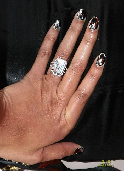 beyonce's 18 carrat flawless diamond engagement ring from jay-z. he put a huge ring on it! no wonder she wrote a song! Beyonce Wedding Ring, Beyonce Engagement Ring, Beyonce Wedding, Wedding Ring Pics, Huge Ring, Black Brides, Bling Top, Huge Rings, Emerald Cut Diamond Engagement Ring