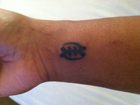 GYE NYAME meaning "Except for God" is the West African symbol of the supremacy and omnipresence of God! Always remember that GOD is always in us!!! Gye Nyame Tattoo, Classic Style Tattoo, Adinkra Tattoo, Gye Nyame, African Tattoo, African Symbols, Symbol Tattoo, Black Girls With Tattoos, Small Tattoos Simple