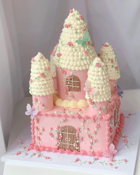 An enchanted castle cake for a princess🏰🌸✨ | Instagram Fairytale Birthday Cake, Fairytale Cake, Castle Birthday Cakes, Fairytale Birthday, Castle Birthday, Princess Castle Cake, Enchanted Castle, Princess Birthday Cake, Second Birthday Ideas