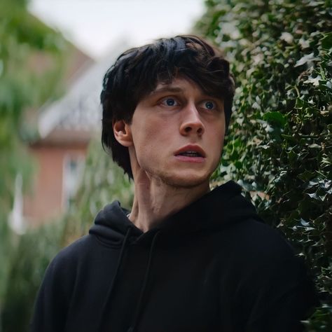 George Mckay, People Portraits, George Mackay, Thriller Movie, Marauders Era, Netflix Movie, Movie Characters, Pretty People, Cool Pictures