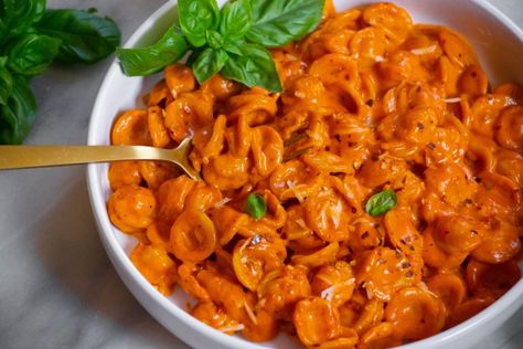 Spicy Vodka Pasta - Jawns I Cooked Pasta Recipes Vodka, Tortellini Pasta Recipes, Recipe With Tortellini, Spicy Vodka Sauce, Spicy Pasta Sauce, Spicy Vodka Pasta, Spicy Pasta Recipes, Cheese Tortellini Recipes, Tuna Noodle Casserole Recipe