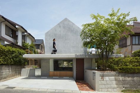 Floating Terrace House by Tomohiro Hata Architect and Associates I House, Japanese Houses, Roof Shapes, Japan Architecture, House Studio, Japanese Architecture, Architecture Exterior, Loft Spaces, Japanese House