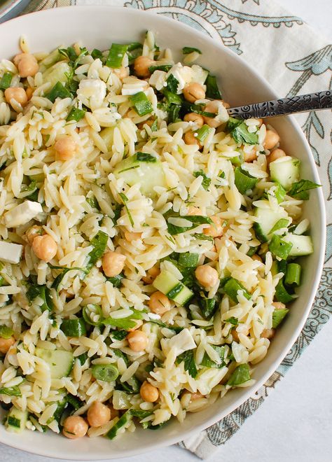 Veggie Options, Chickpea Salad Recipe, Crunchy Vegetables, Salad Vegetarian, Grain Recipes, Chickpea Salad Recipes, Savory Salads, Raw Carrots, Orzo Salad