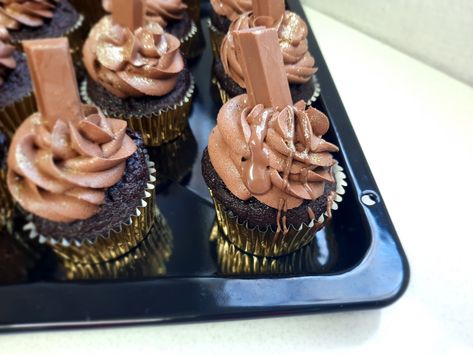 Kit Kat Cupcakes, Chocolate Cupcakes With Buttercream, Easy Chocolate Cupcakes, Cupcakes With Buttercream Frosting, Cupcakes With Buttercream, Cape Malay, Buttercream Frosting For Cupcakes, Cupcakes With Chocolate, Chocolate Buttercream Frosting