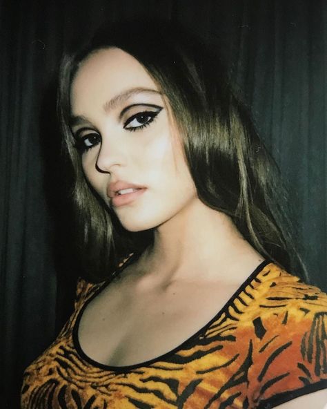 Lily Rose Depp Channels Sharon Tate With ‘60s-Inspired Graphic Eyes - Vogue Earth Creature, Nora Zehetner, Editorial Make-up, 60s Makeup, 70s Makeup, Diverse Beauty, Graphic Eyes, 90s Makeup, Retro Makeup