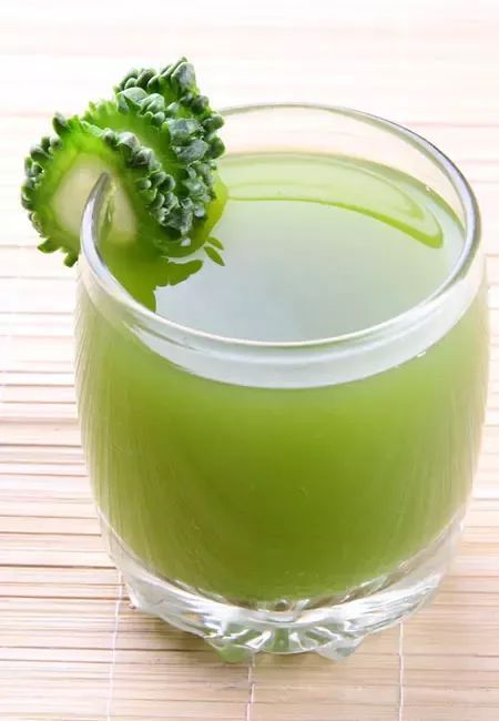 Bitter gourd juice for weight loss Fresh Juice Recipes, Low Calorie Vegetables, Healthy Fruit Smoothies, Smoothie Fruit, Vegetable Juices, Fat Burning Juice, Fruit Benefits, Bitter Gourd, Healthy Breakfast Smoothies