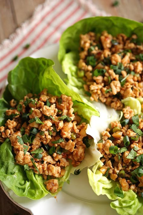 Healthy Turkey Lettuce Wraps - Eat Yourself Skinny Rp Diet Recipes, Macros Diet Recipes, Asian Turkey Lettuce Wraps, Salat Wraps, Macro Food, Macro Diet, Macro Counting, Turkey Lettuce Wraps, Turkey Wraps