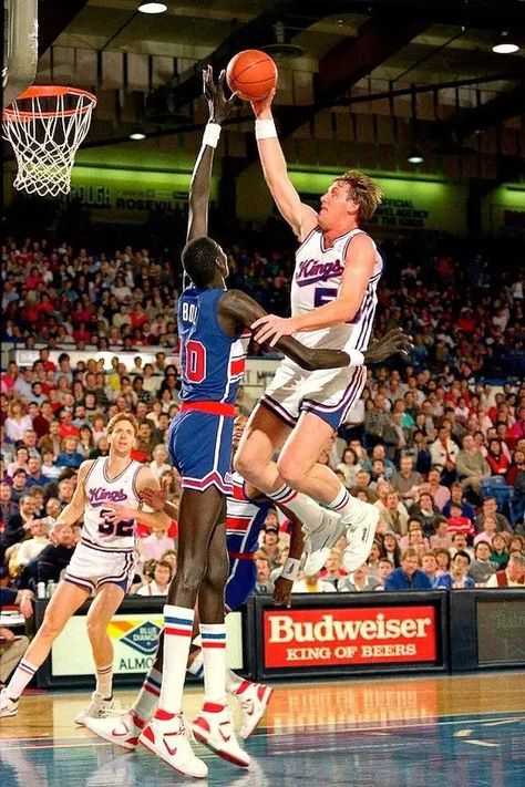 Manute Bol, Nba Old School, Michael Jordan Pictures, Basketball Highlights, Basketball Photography, Ball Is Life, Basketball Star, Nba Legends, Nba Pictures