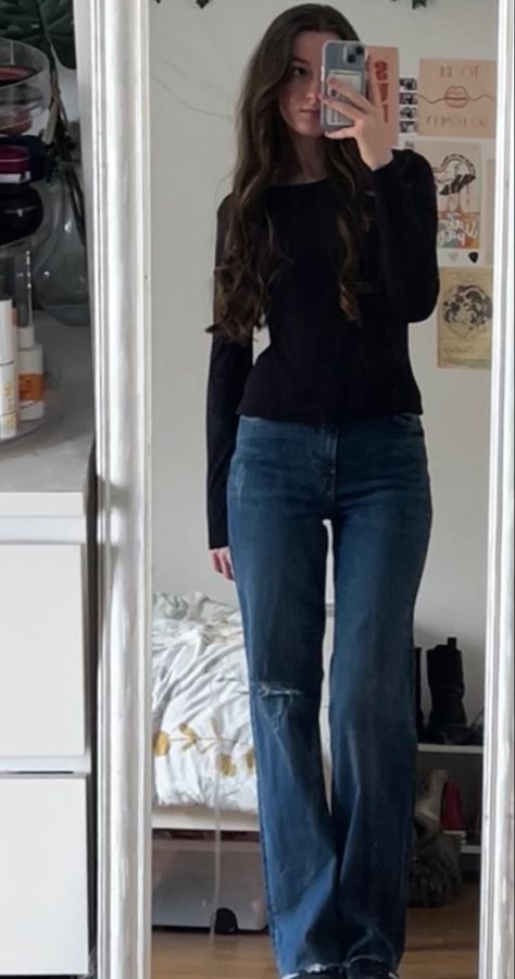 Styling Black Long Sleeve Shirt, How To Style Long Sleeve Black Shirt, Slytherin Modern Outfit, Long Sleeve Winter Outfits, Black Long Sleeves Outfit, Black Long Sleeve Layered Outfit, Outfit Inspo Long Sleeve, Lorelai Gilmore Outfits Aesthetic, Black Long Sleeve Outfit Casual