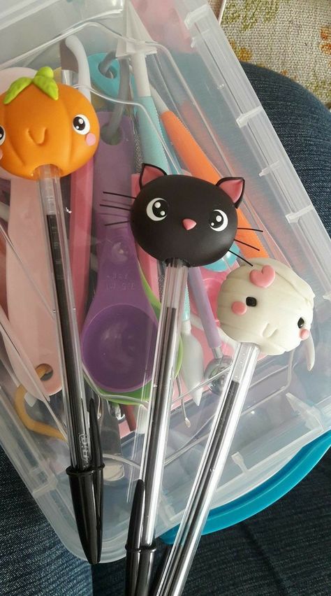 Kawaii Ideas, Polymer Clay Pens, Fimo Kawaii, Clay Pen, Pen Toppers, Clay Diy Projects, Clay Crafts Air Dry, Diy School Supplies, Polymer Clay Diy