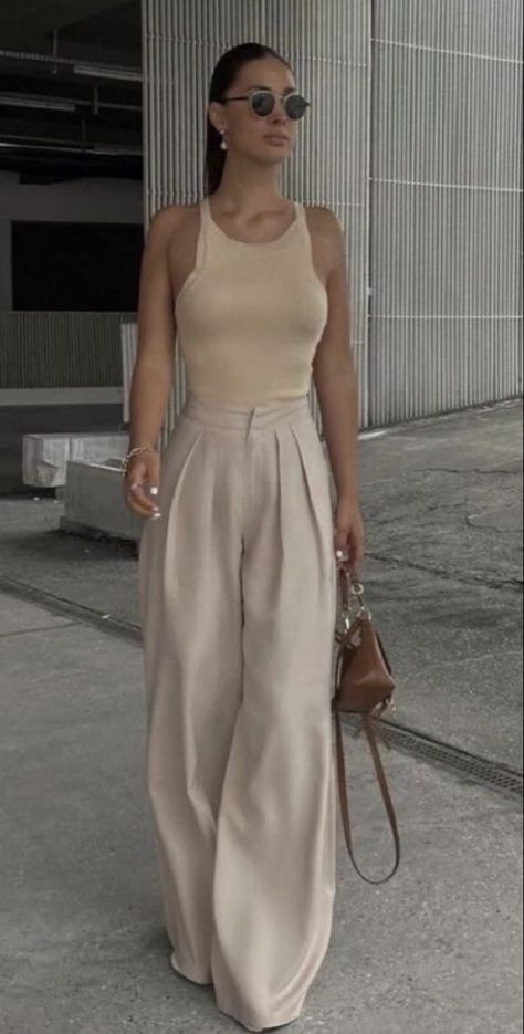 Outfit Pantalon Beige, Monochromatic Outfit Summer, Classy Mom, Outfit Minimalista, Outfit Elegante, Outfit Verano, Brunch Outfits, Neutral Outfits, Work Fits