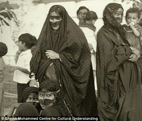 Women at a wedding party, seen wearing traditional veils Uae Women, Emirati Women, History Uae, Muslim Festivals, Saudi Arabia Culture, Arabian Women, Arab Culture, Arab Beauty, Arab Women