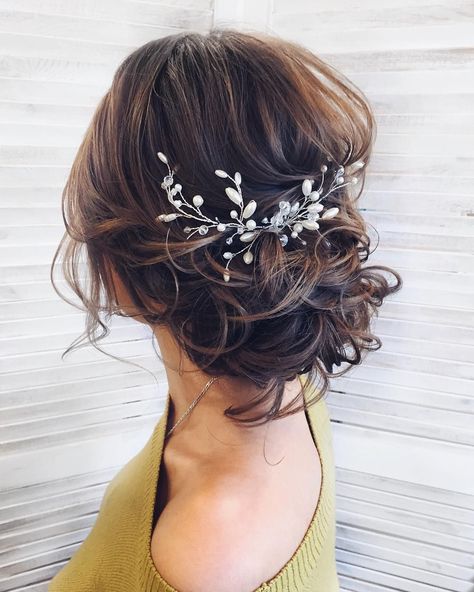 Finding just the right wedding hair for your wedding day is no small task but we’re about to make things a little bit easier.From soft and romantic, to classic with modern twist these romantic wedding hairstyles with gorgeous details will inspire you Sanggul Modern, Messy Hair Updo, Romantic Wedding Hair, Updo Hairstyle, Hairstyles Updo, Hair 2018, Wedding Hair Inspiration, Wedding Hair Down, Penteado Cabelo Curto