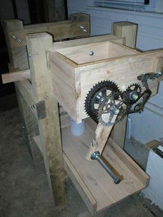 DIY cider press Leg Vise, Cider Press, Woodworking Lamp, Woodworking Saws, Best Woodworking Tools, Woodworking Logo, Woodworking Joinery, Woodworking Joints, Woodworking Workbench