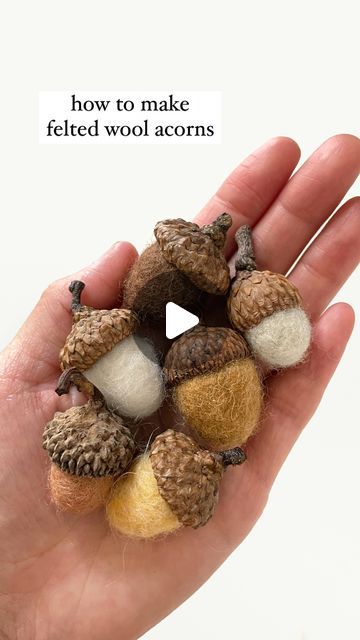 woodlark®  •  ashley on Instagram: "Wool felted acorns 🍂 Collecting acorn caps during Autumn to make felted acorns is one of our favorite yearly traditions that we’ve been doing Elliot barely began walking. This project is also one of my earliest tutorials that I published on the blog (I can’t believe it’s been 4 years!) These acorns are made using a wet felting method where you use warm soapy water to agitate the wool fibers which causes them to bind together. After they are dry they are attached with glue to real acorn caps. Quick instructions are below and full tutorial can be found on the blog. Link in bio.  Materials: wool roving or batting, acorn caps, dishwashing soap, glue  Instructions: - Fill two bowls with warm water and add a couple drops of dishwashing soap to one of the bowl Felt Acorns How To Make, Needle Felted Acorns Tutorial, Needle Felting Acorns, Felted Acorns How To Make, Wet Felted Christmas Ornaments, Acorn Fall Craft, Felt Acorns Diy, Dry Felting Ideas, Wet Needle Felting