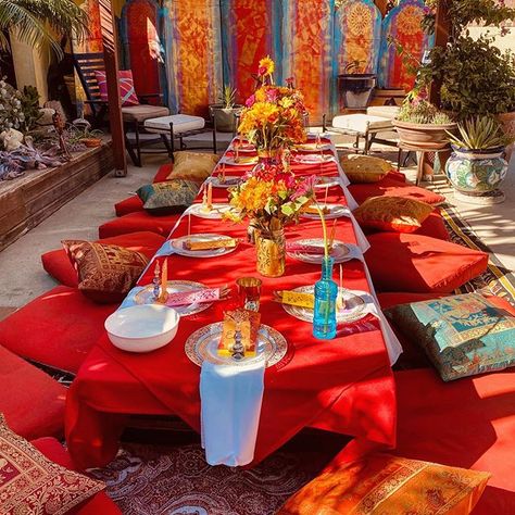 Moroccan Dinner Party Table Settings, Moroccan Dinner Table, Maroccan Diner Table, Indian Themed Dinner Party, Indian Dinner Table Setting, Moroccan Party Decor, Moroccan Table Setting, Moroccan Dinner Party, Arabic Night