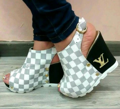 Those are kind of cutee♡ Louie Vuttion, Afrikaanse Mode, Shoes Trends, Shoe Trends, Louis Vuitton Sandals, Unique Shoes, Shoes Summer, Louis Vuitton Shoes, Fabulous Shoes