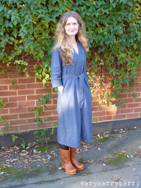 verykerryberry: The Assembly Line V-Neck Dress in Chambray Sewing And Quilting, Assembly Line, Apron Dress, Line Shopping, Diy Dress, Line Patterns, Hem Dress, Sewing Clothes, V Neck Dress